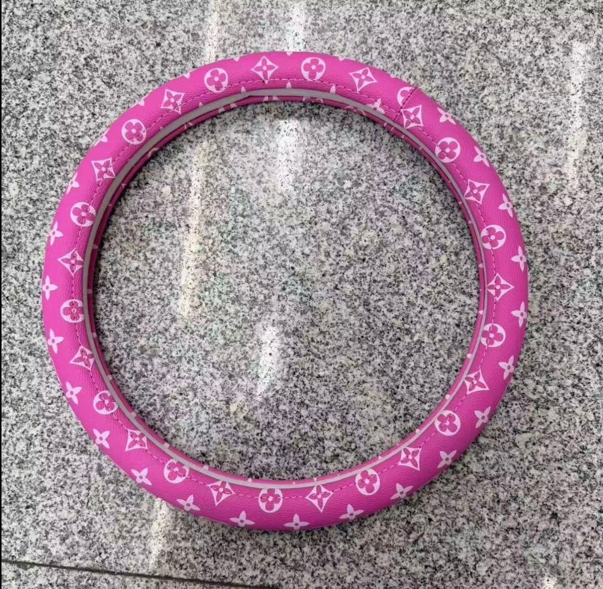 LV STEERING WHEEL COVER